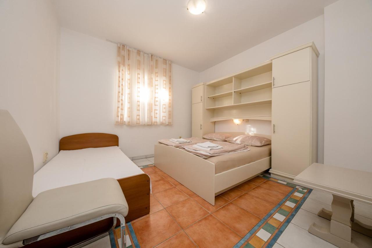 Apartments And Rooms By The Sea Supetarska Draga - Gornja, Rab - 11579 المظهر الخارجي الصورة