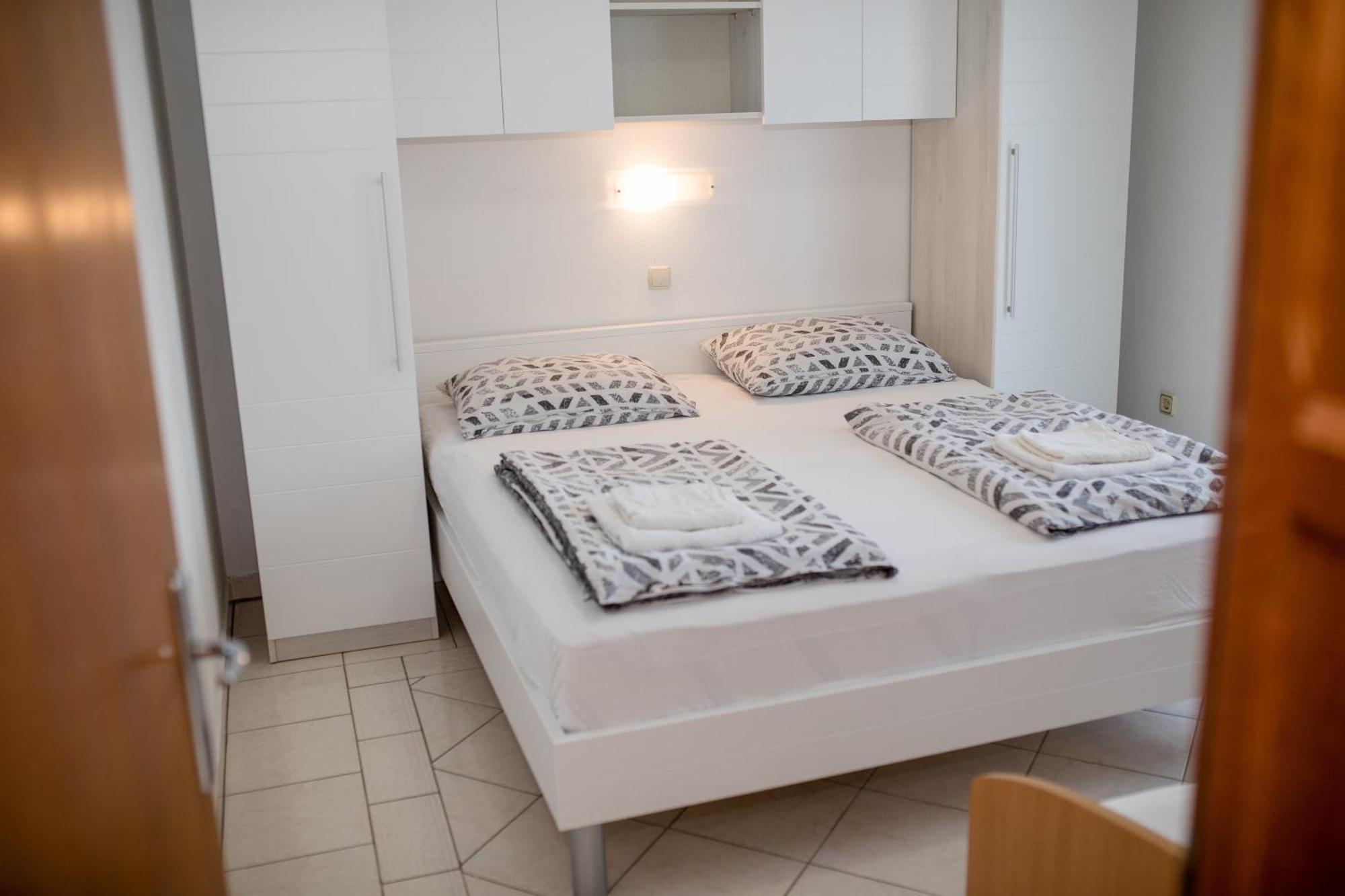 Apartments And Rooms By The Sea Supetarska Draga - Gornja, Rab - 11579 الغرفة الصورة