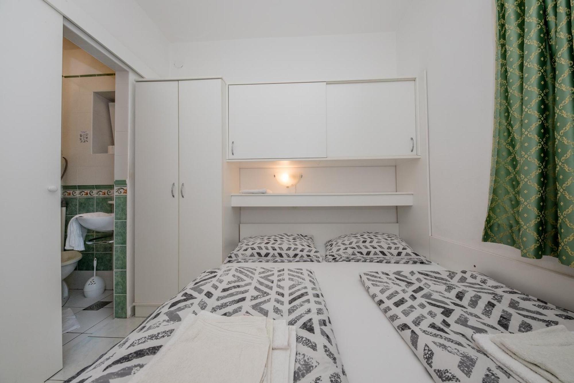 Apartments And Rooms By The Sea Supetarska Draga - Gornja, Rab - 11579 الغرفة الصورة