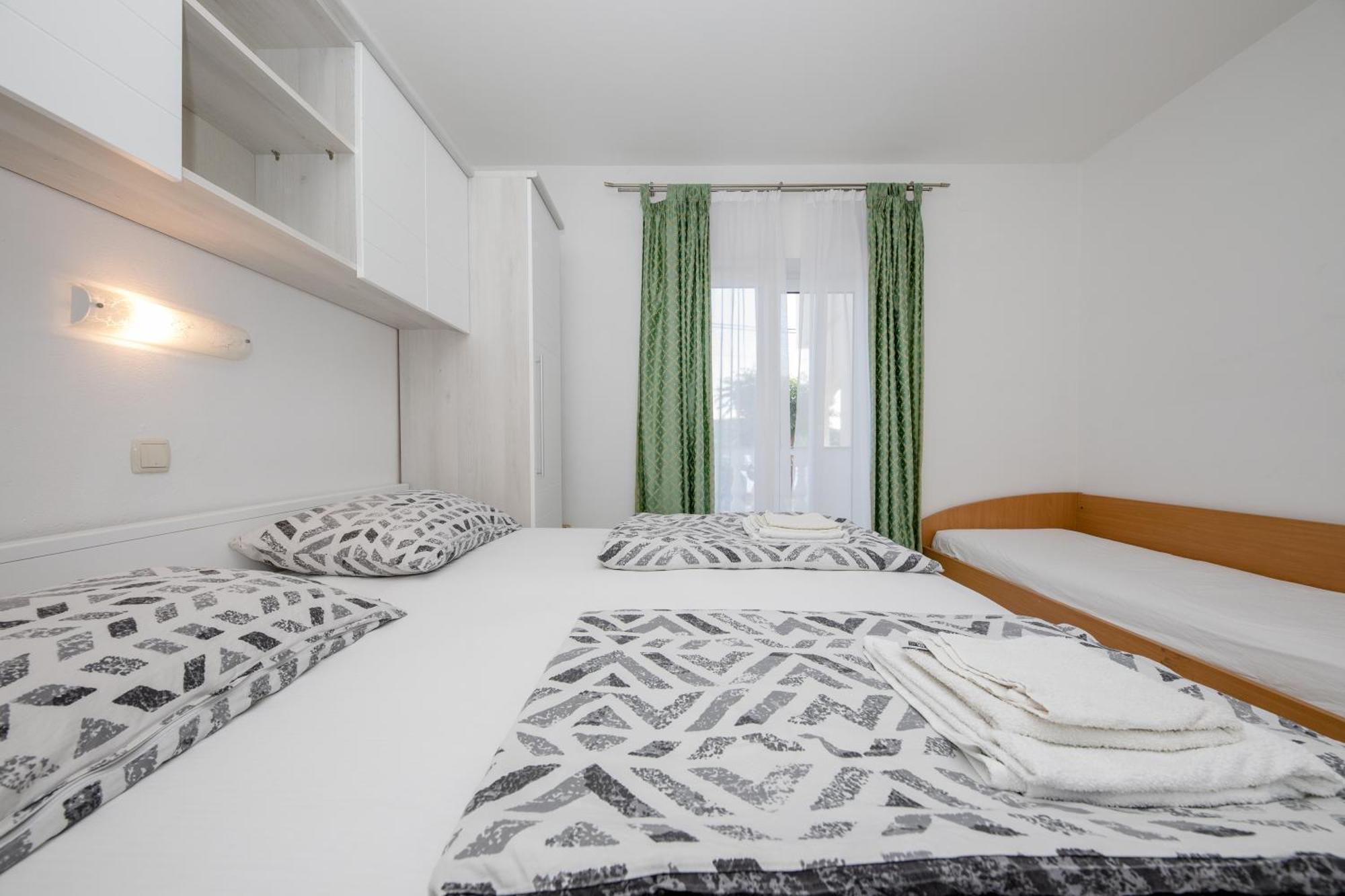 Apartments And Rooms By The Sea Supetarska Draga - Gornja, Rab - 11579 الغرفة الصورة
