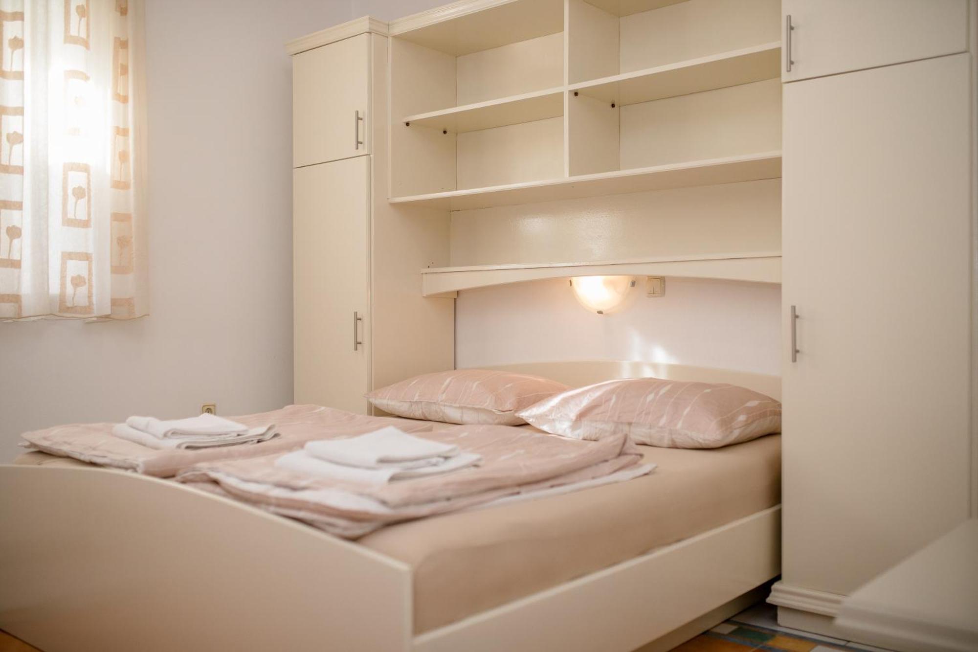 Apartments And Rooms By The Sea Supetarska Draga - Gornja, Rab - 11579 الغرفة الصورة