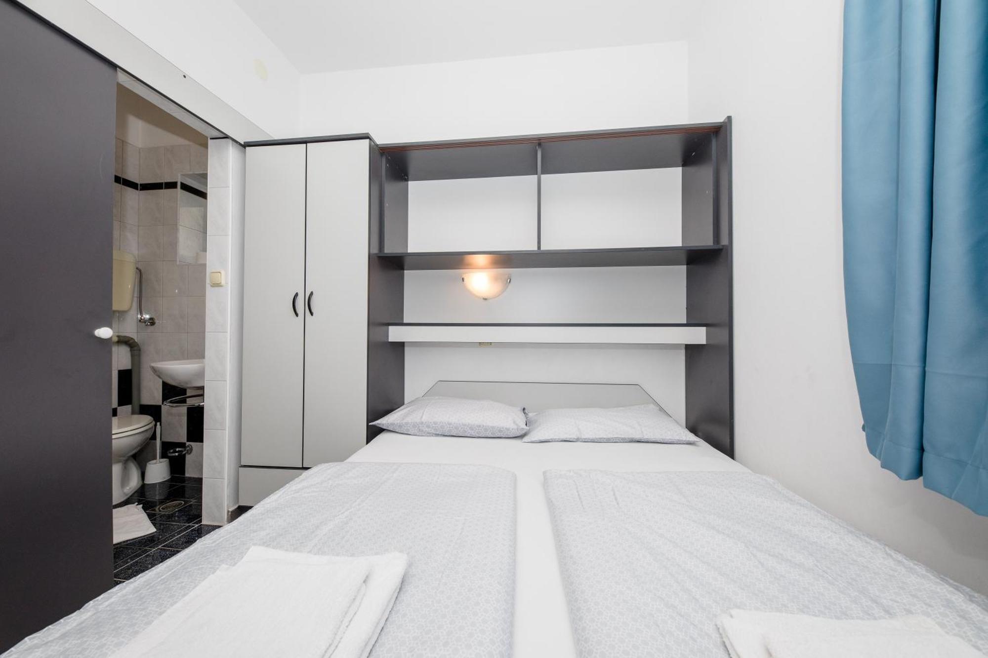 Apartments And Rooms By The Sea Supetarska Draga - Gornja, Rab - 11579 الغرفة الصورة