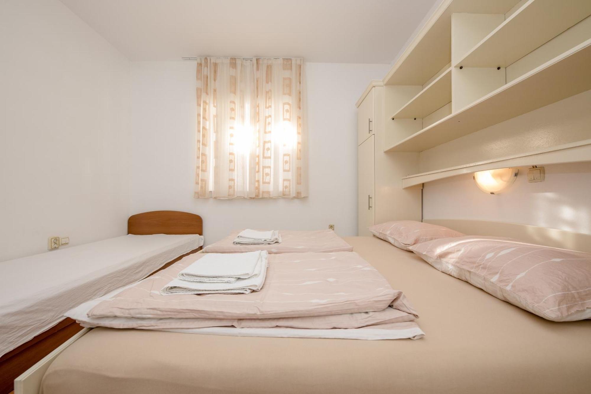 Apartments And Rooms By The Sea Supetarska Draga - Gornja, Rab - 11579 الغرفة الصورة