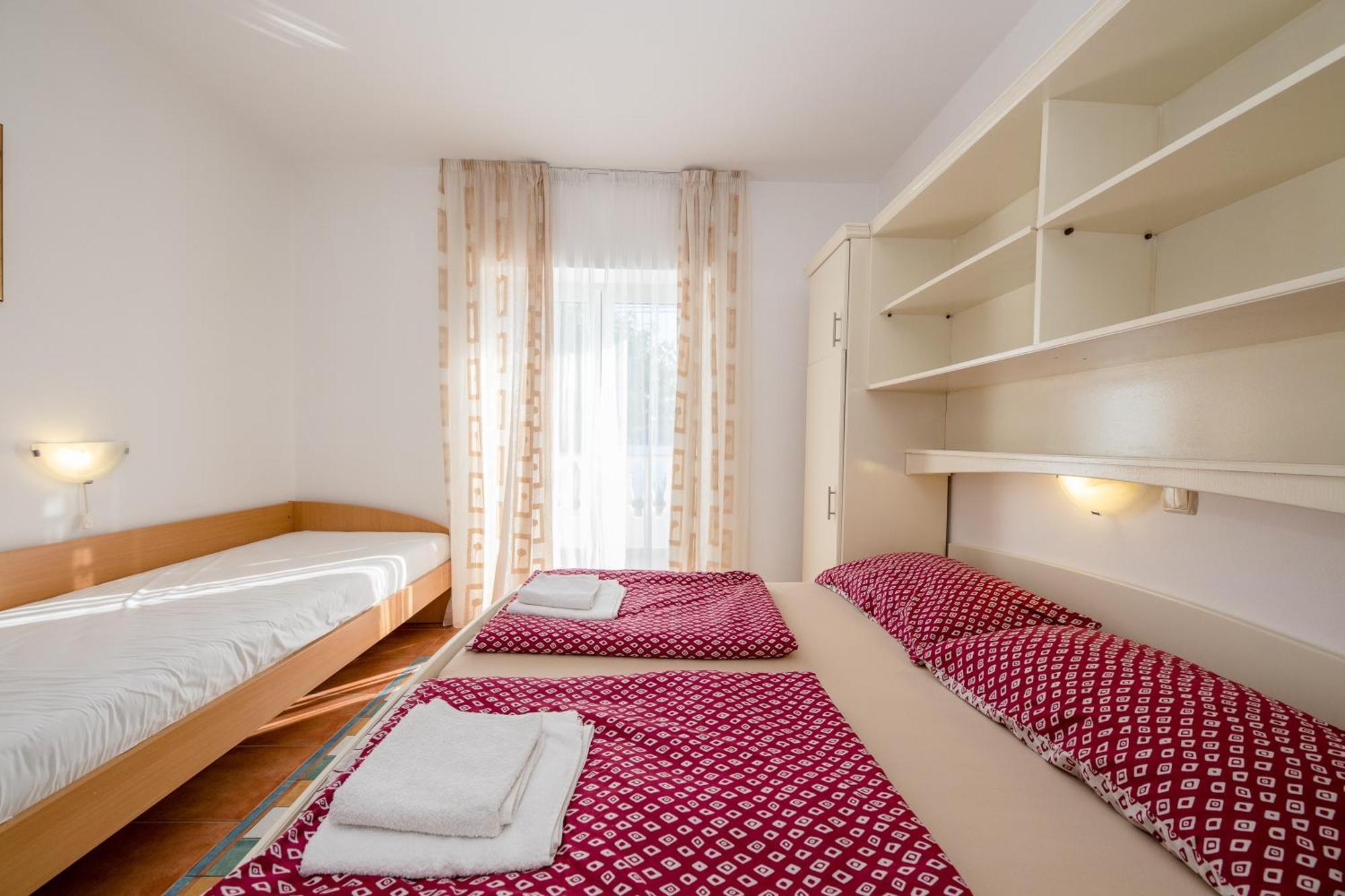 Apartments And Rooms By The Sea Supetarska Draga - Gornja, Rab - 11579 الغرفة الصورة